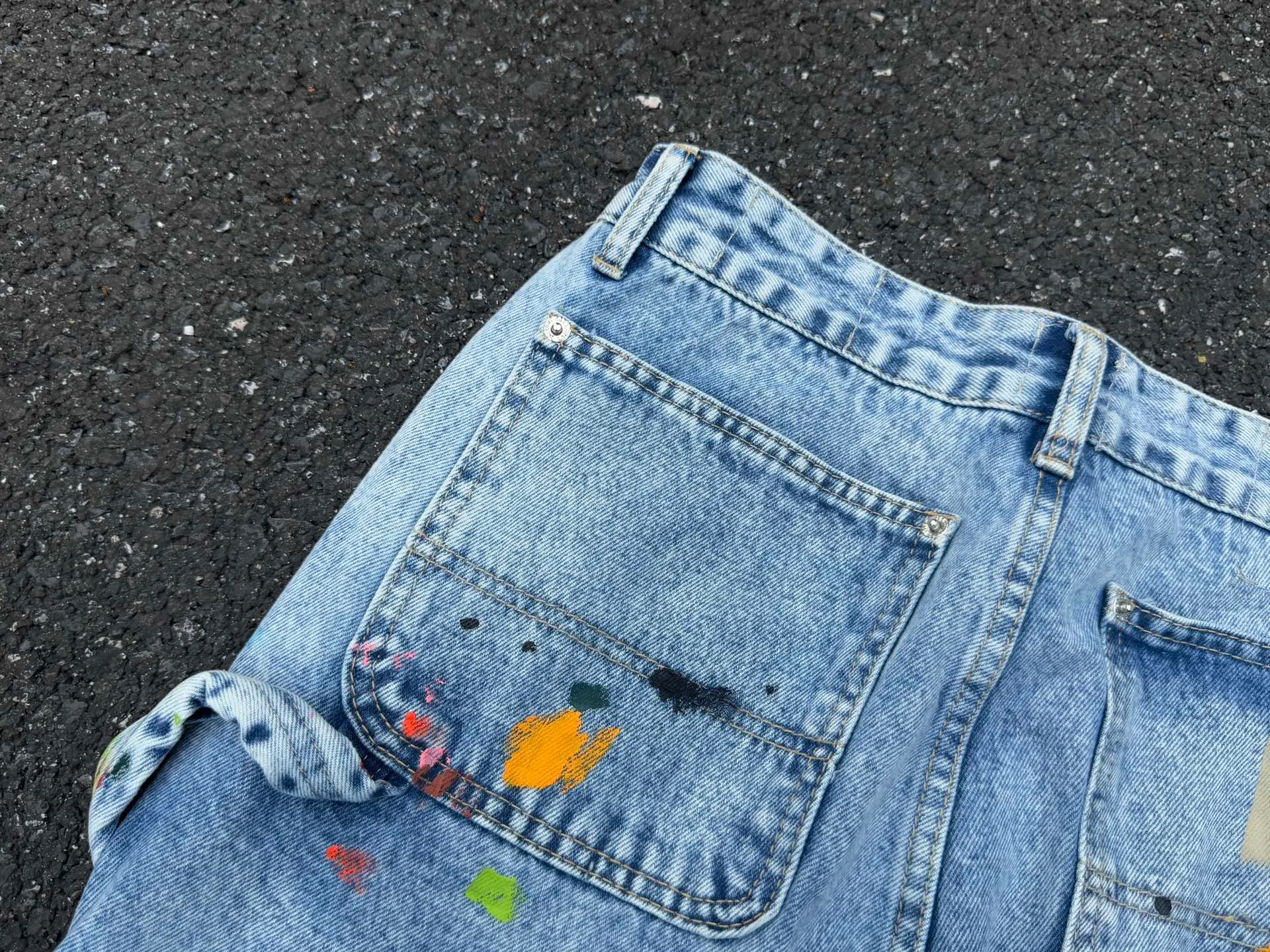 P250💰G94 GALLERY DEPT. Spliced ​​patches, ink-splashed denim bell-bottoms, washed distressed patchwork jeans, denim washing factory. During the process, the owner of the washing factory helped introduce a boss who once worked at Levi's OEM factory and then started his own business. This also paved the way for the following styles. Therefore, Levi's remodeled single product for the base plate is really familiar. Whether it is the fabrics supplied or the lathes used in production, there is nothing to choose from. -Color: blue -Number of codes: 28 30 32 34 36